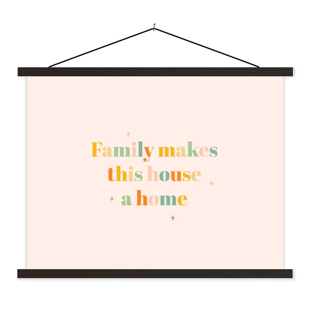 MuchoWow Textilposter Zitate - Die Familie macht aus dem Haus ein Zuhause - Sprichwörter - Familie 60x45 cm mit schwarzem Rahmen - Poster Schlaf...