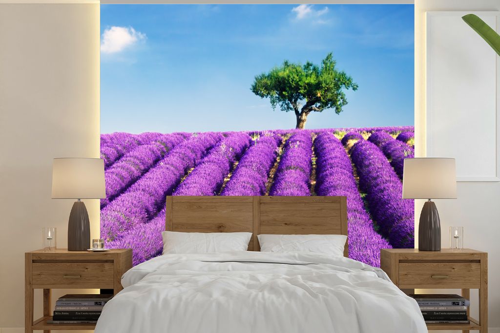 MuchoWow Fototapete für Wohnzimmer oder Schlafzimmer Wandtapete Vinyl Motivtapete Ein lila blühendes Lavendelfeld an einem sonnigen Tag - 220x2...