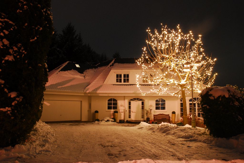 Konstsmide - LED Minilichterkette, 20 warm weiße Dioden, 24V Außentrafo, grünes Kabel ; 6002-100