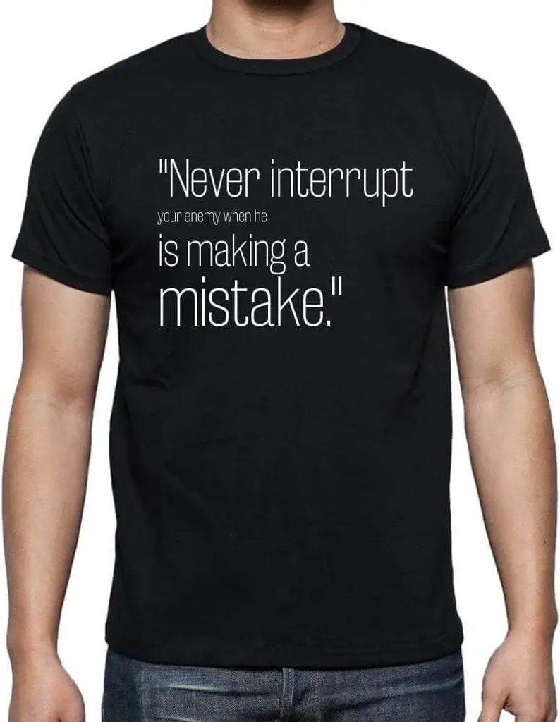 Herren Grafik T-Shirt Unterbrechen Sie Ihren Feind nie wenn er einen Fehler macht – Never Interrupt Your Enemy When He Is Making A Mistake