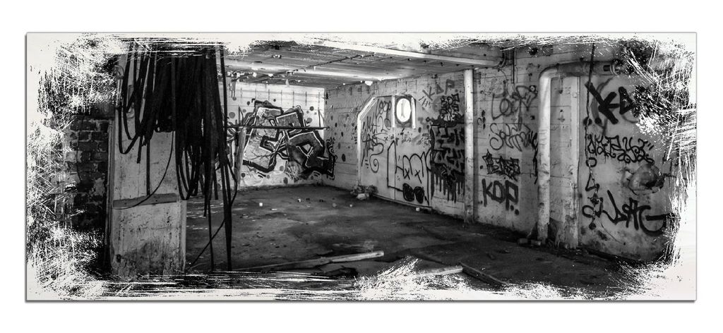 Wallario Kunstdrucke Wandbilder Holz in : Brillante Farben, Größe 50 x 125 cm Motiv Alte verlassene Fabrik in schwarz weiß mit Graffiti