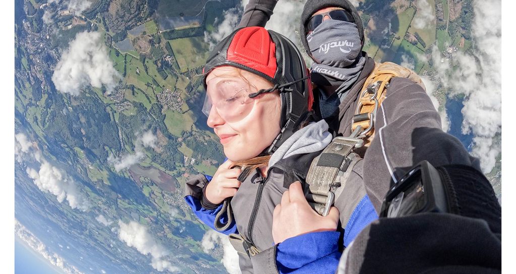 Jochen Schweizer Fallschirm Tandemsprung Dierdorf; Erlebnis verschenken oder selbst erleben; Gutschein gültig für 1 Person Zuschauer am Landepla...