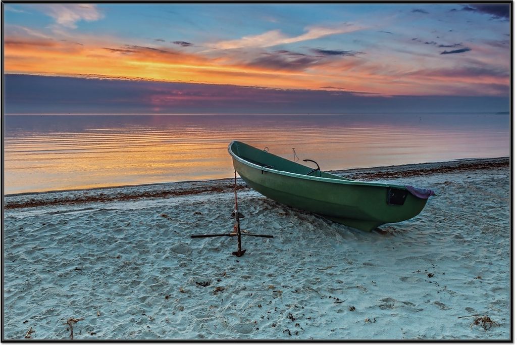 Wallario Wandbild Einsames Fischerboot mit Anker am Strand, Größe: 61 x 91,50 cm, Poster mit schwarzem Aluminiumrahmen