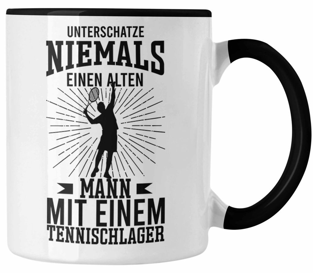 Tennis Tasse Geschenk für Tennisspieler mit Spruch Unterschätze Niemals EInen Alten Mann für Männer Frauen Tennis-Trainer Coach (Schwarz)