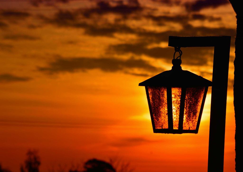 hansepuzzle 11774 - Laterne am Abend Puzzle, 260 Teile, Natur, 41,0 x 28,0cm mit hochwertiger Aufbewahrung, Kartonbox & Beutel