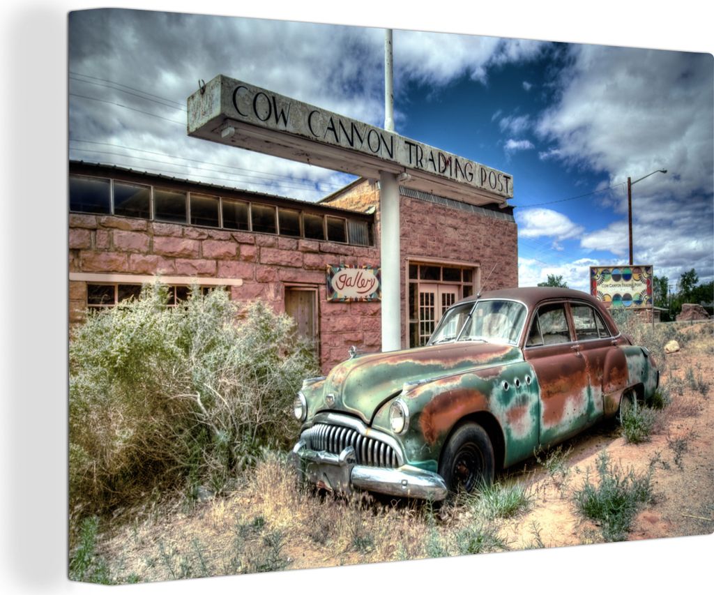 MuchoWow - Leinwandbilder - Verrostetes Auto vor einem verlassenen Handelsposten, Wandbild, Wanddeko Bilder Wohnzimmer, 30x20 cm