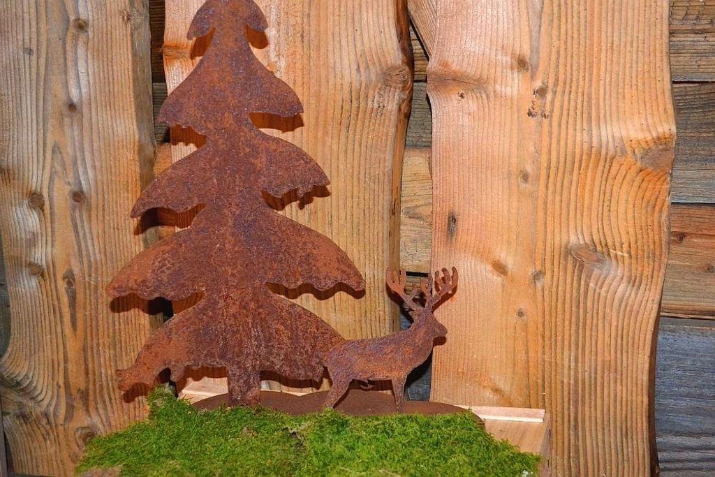 Rostdeko Hirsch auf Platte in Wolkenform mit Tannenbaum