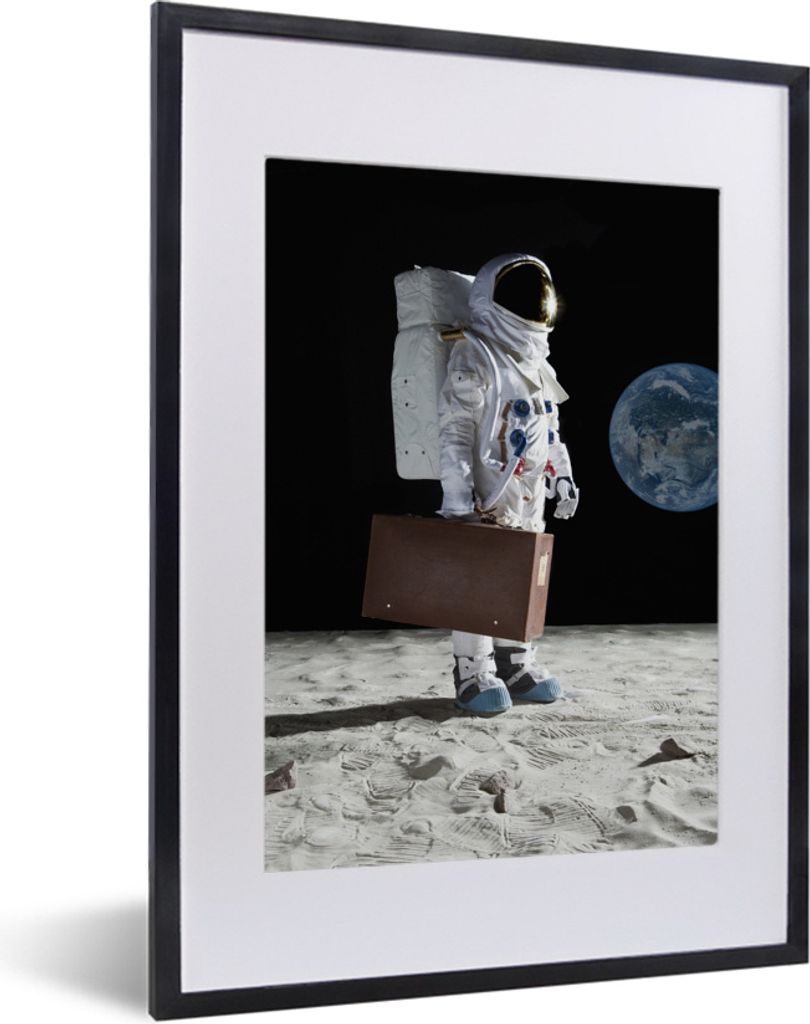 MuchoWow MuchoWow Gerahmtes Poster Astronaut - Koffer - Mond 30x40 cm - Poster mit zchwarzem Bilderrahmen - Wandposter Schlafzimmer