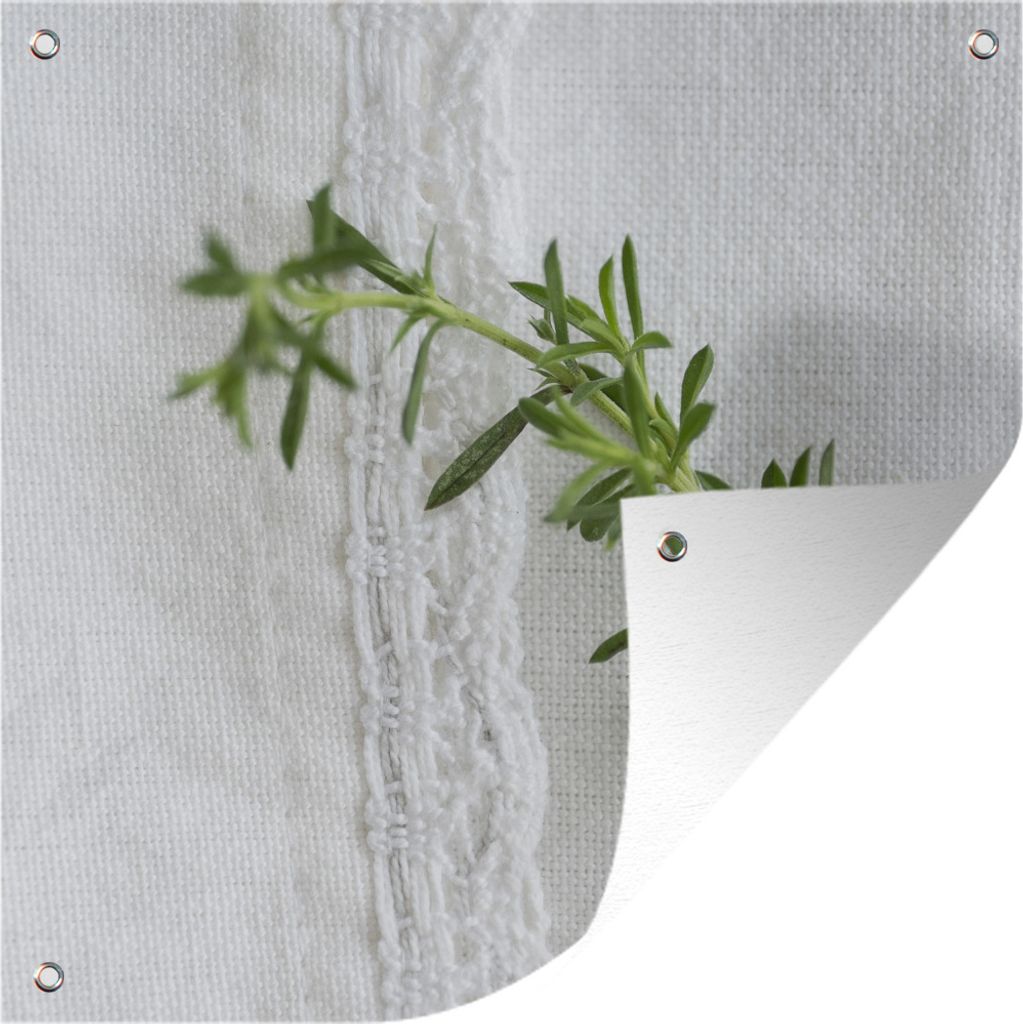 MuchoWow 100x100 cm Outdoor-Poster Gartendeko Sichtschutz Garten Poster für den Garten Bohnenkrautzweig auf einem weißen Teppich