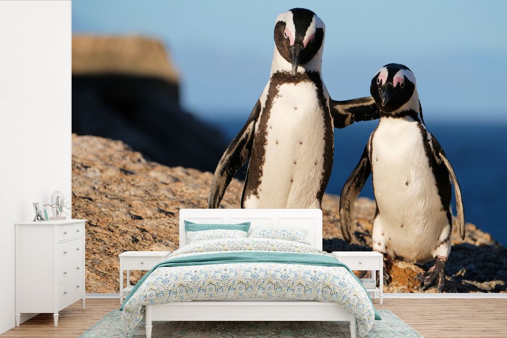 MuchoWow Fototapete für Wohnzimmer oder Schlafzimmer Wandtapete Vinyl Motivtapete Zwei Pinguine kuscheln auf einem Felsen - 330x220 cm - Fototap...