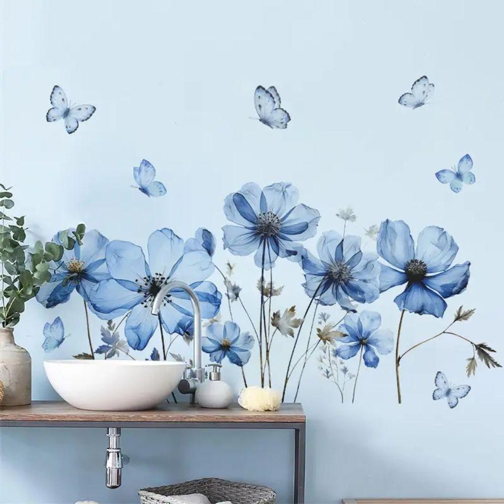 Wandsticker mit blauen Blumen & Schmetterlingen – Produktbild 
