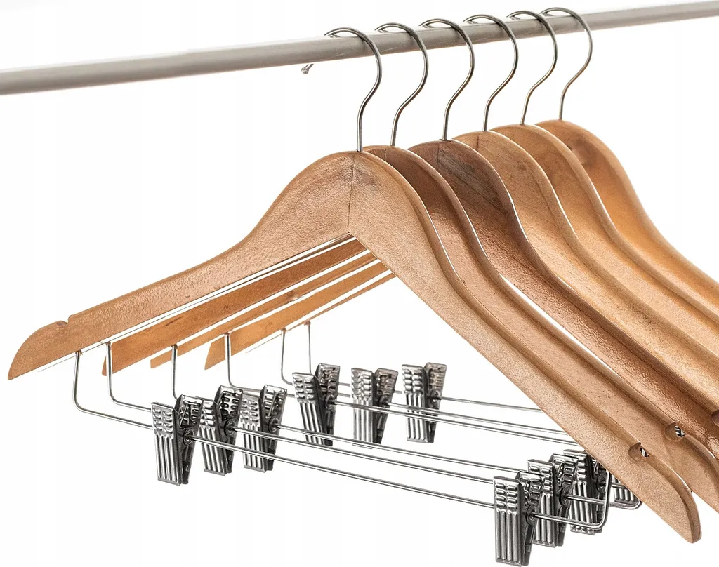 Cintre en bois avec encoches et pinces métalliques pour jupes et vestes