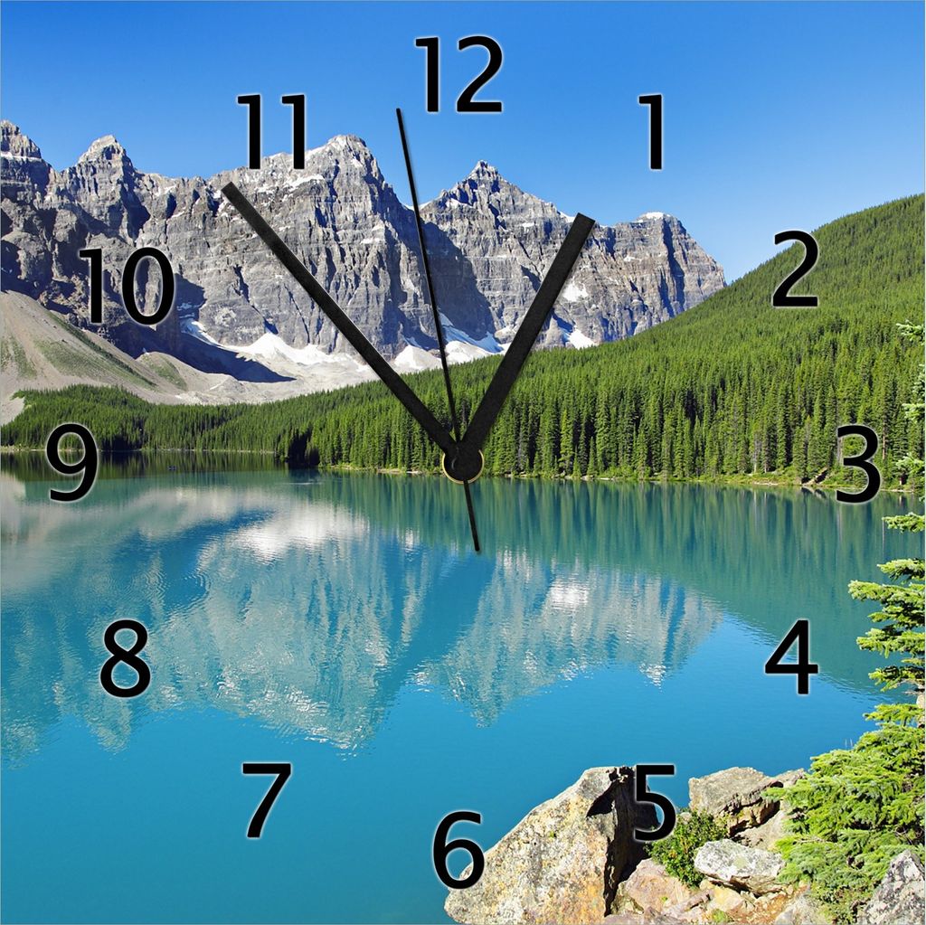 Wallario Design Wanduhr Tiefblauer See mit Bergpanorama und Wäldern Kanada aus Echtglas, Größe 30 x 30 cm