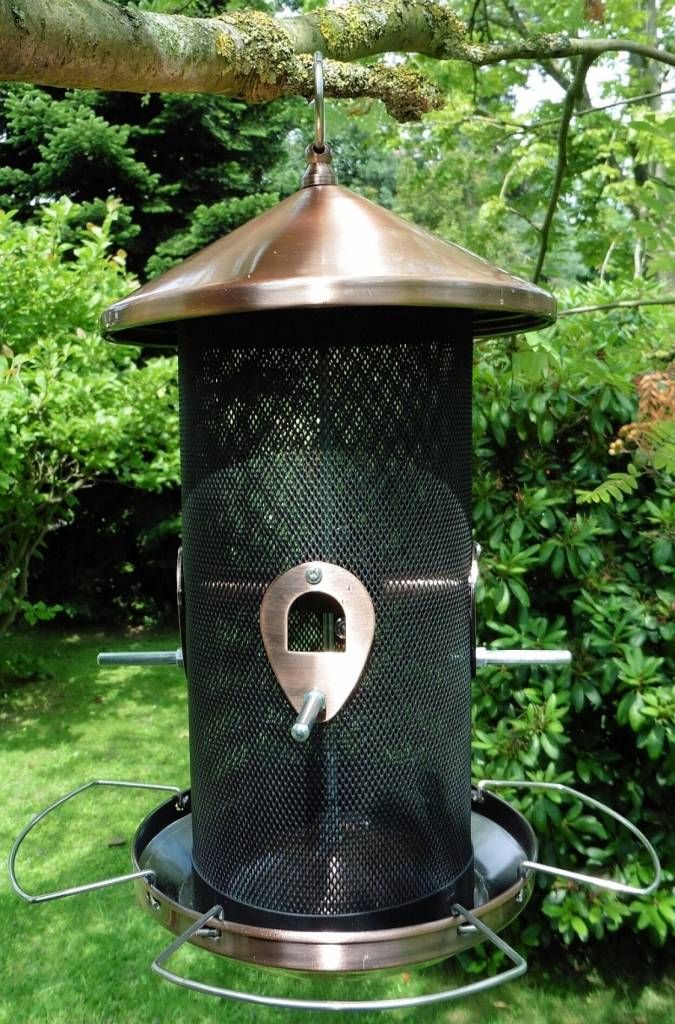 SunDeluxe Vogelfutterstation 25 cm Futterspender für Meisenknödel Vogelhaus zum Hängen aus Metall mit Dach und Halterung