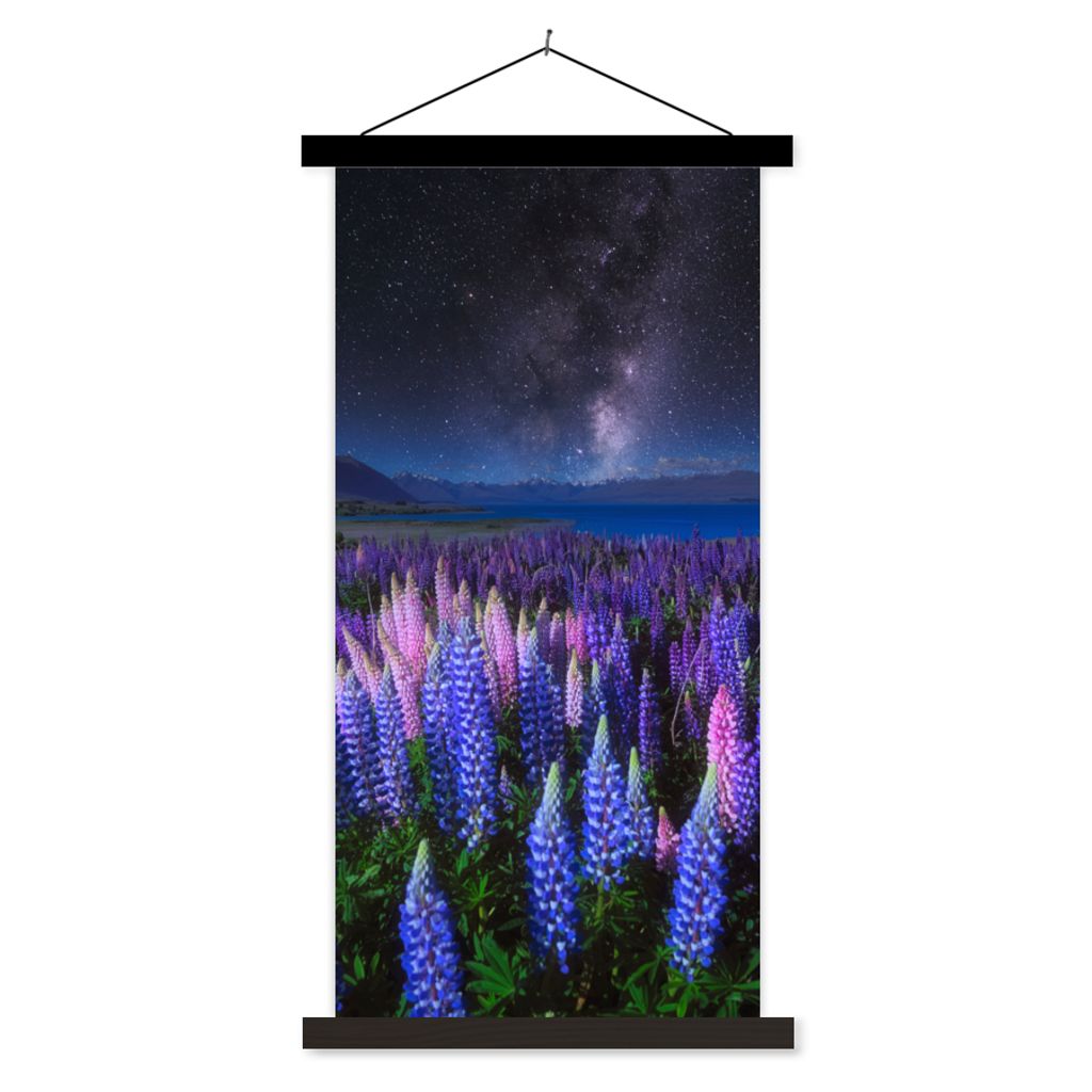 MuchoWow Textilposter Blumen - Nacht - Lupine - Sternenhimmel - Lila - Natur 60x120 cm mit schwarzem Rahmen - Magnete
