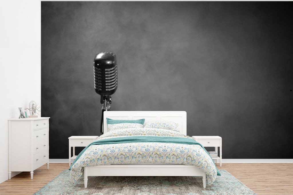 MuchoWow Fototapete für Wohnzimmer oder Schlafzimmer Wandtapete Vinyl Motivtapete Retro-Mikrofon mit blauem und lila Rauch - schwarz und weiß -...
