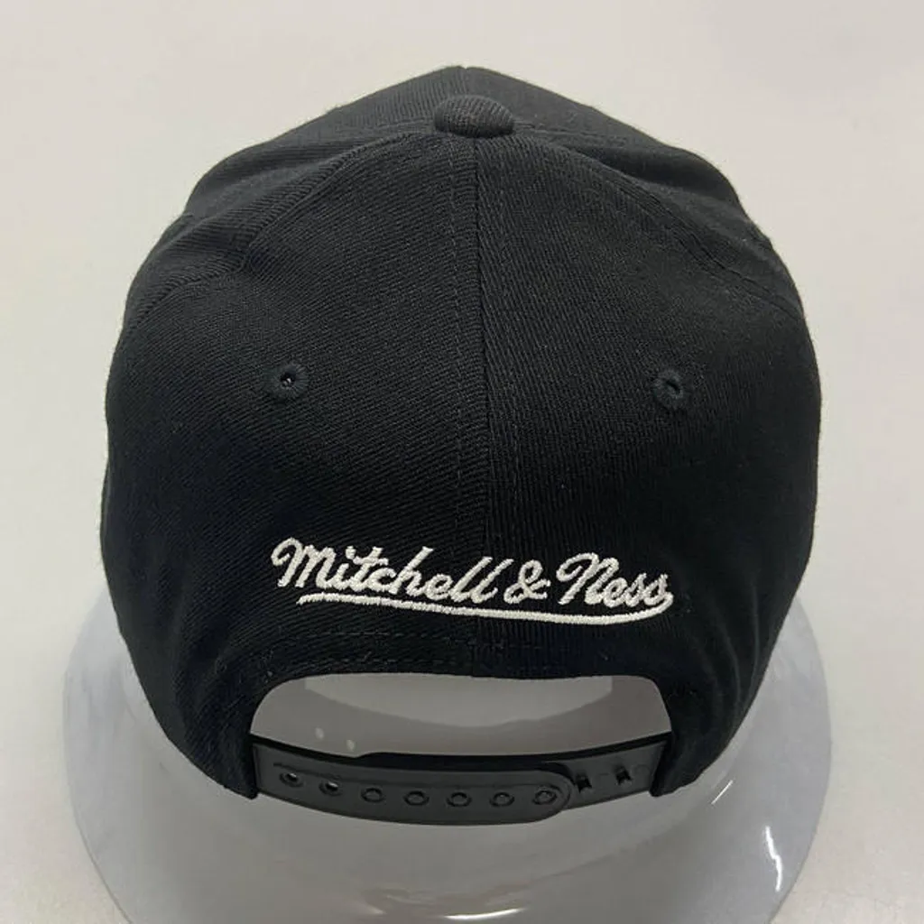 Casquette Snapback Noire et Blanche Mitchell & Ness Design Pinscript - 2