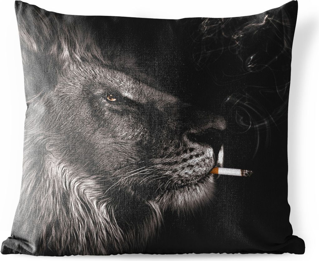 MuchoWow Outdoor Kissen - Löwe - Rauchen - Schwarz - Weiß - 50x50 cm - Wetterfest - Lounge Kissen - Komfortabel - Kissen mit Bild