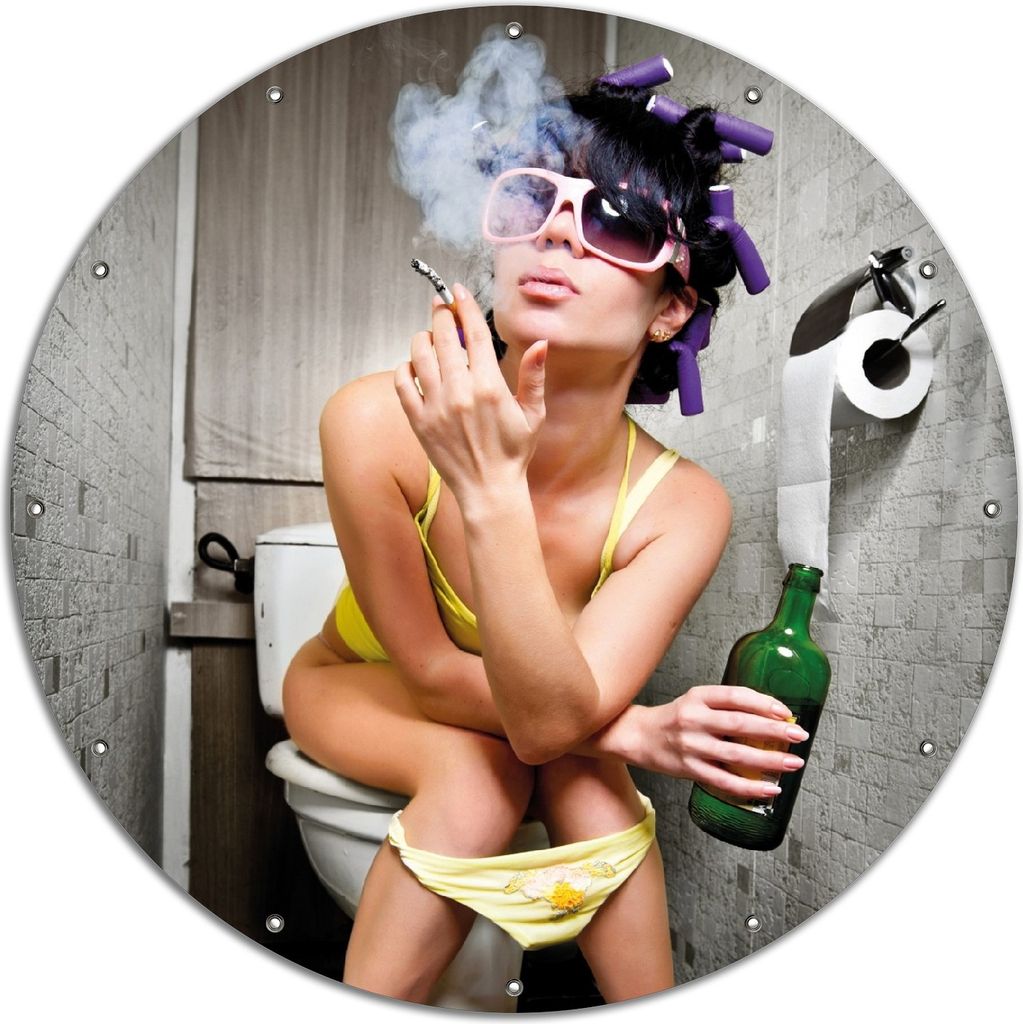 Wallario rundes Outdoor-Poster für Garten oder Balkon, Motiv Kloparty - Sexy Frau auf Toilette Zigarette & Schnapsflasche - farbig, 120 cm Durchme...
