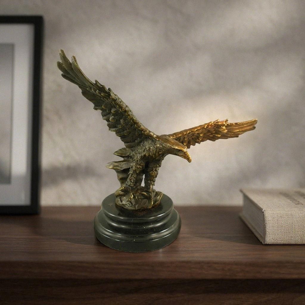 Hochwertige Bronze Adler Figur patiniert auf Marmorsockel, H.18 cm