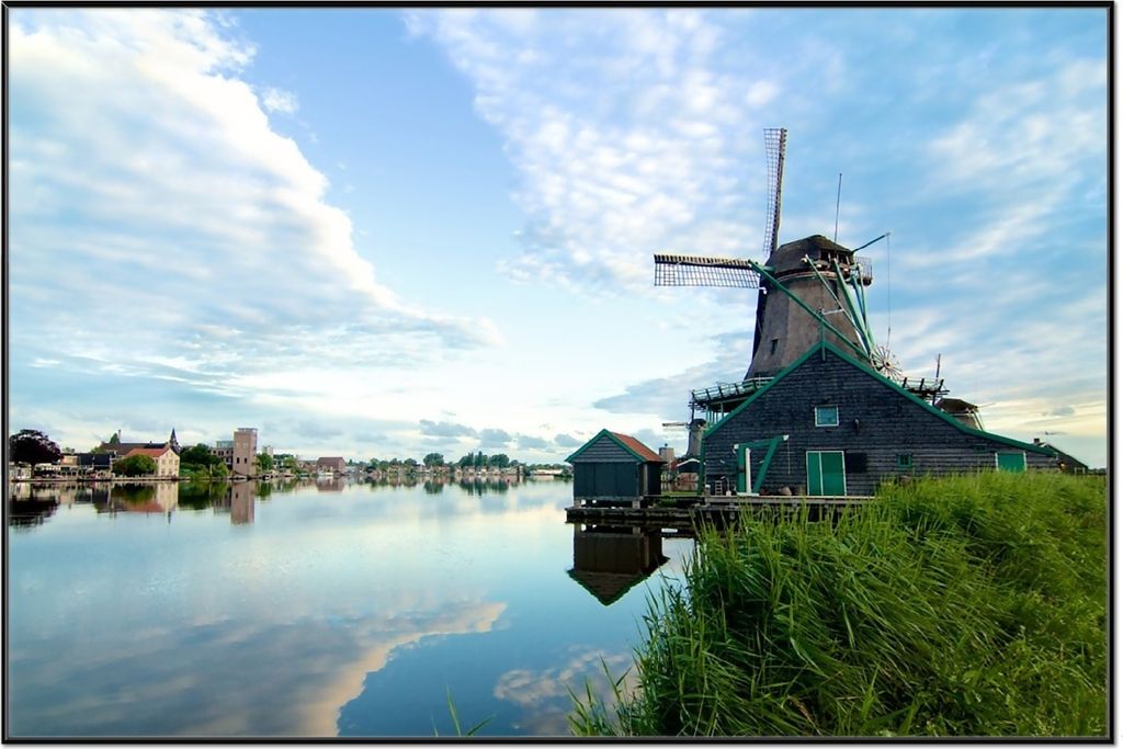 Wallario Wandbild Alte Windmühle an einem Fluss, Größe: 61 x 91,50 cm, Poster mit schwarzem Aluminiumrahmen