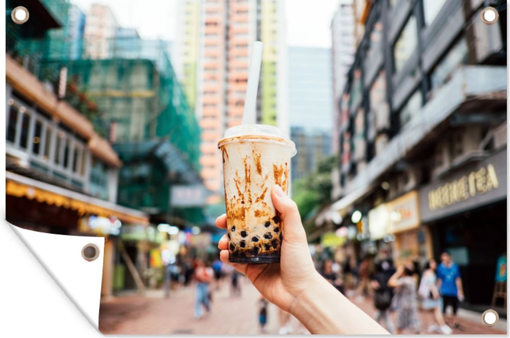 MuchoWow 120x80 cm Outdoor-Poster Gartendeko Sichtschutz Garten Poster für den Garten Darstellung eines Bechers mit Bubble Tea in einer Straße