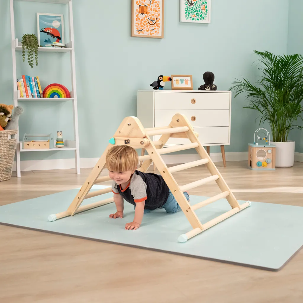 Triangle d'escalade bois TP Toys : solution motricité bébé sans écran - 3