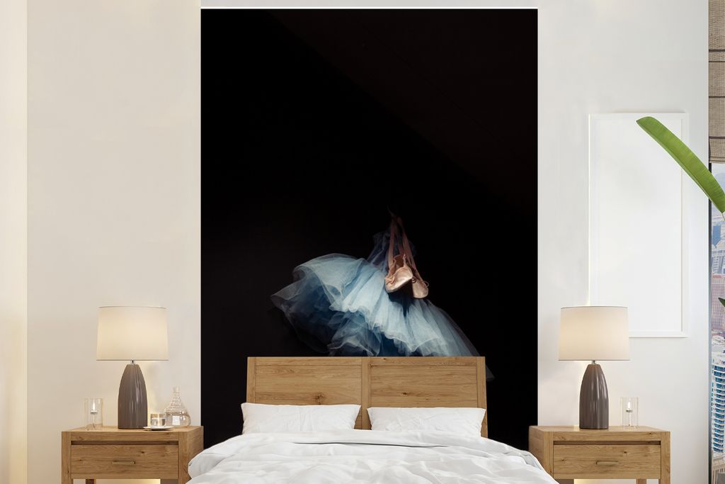 MuchoWow Fototapete für Wohnzimmer oder Schlafzimmer Wandtapete Vinyl Motivtapete Hängendes Tutu und Ballettschuhe - 180x280 cm - Wallpaper
