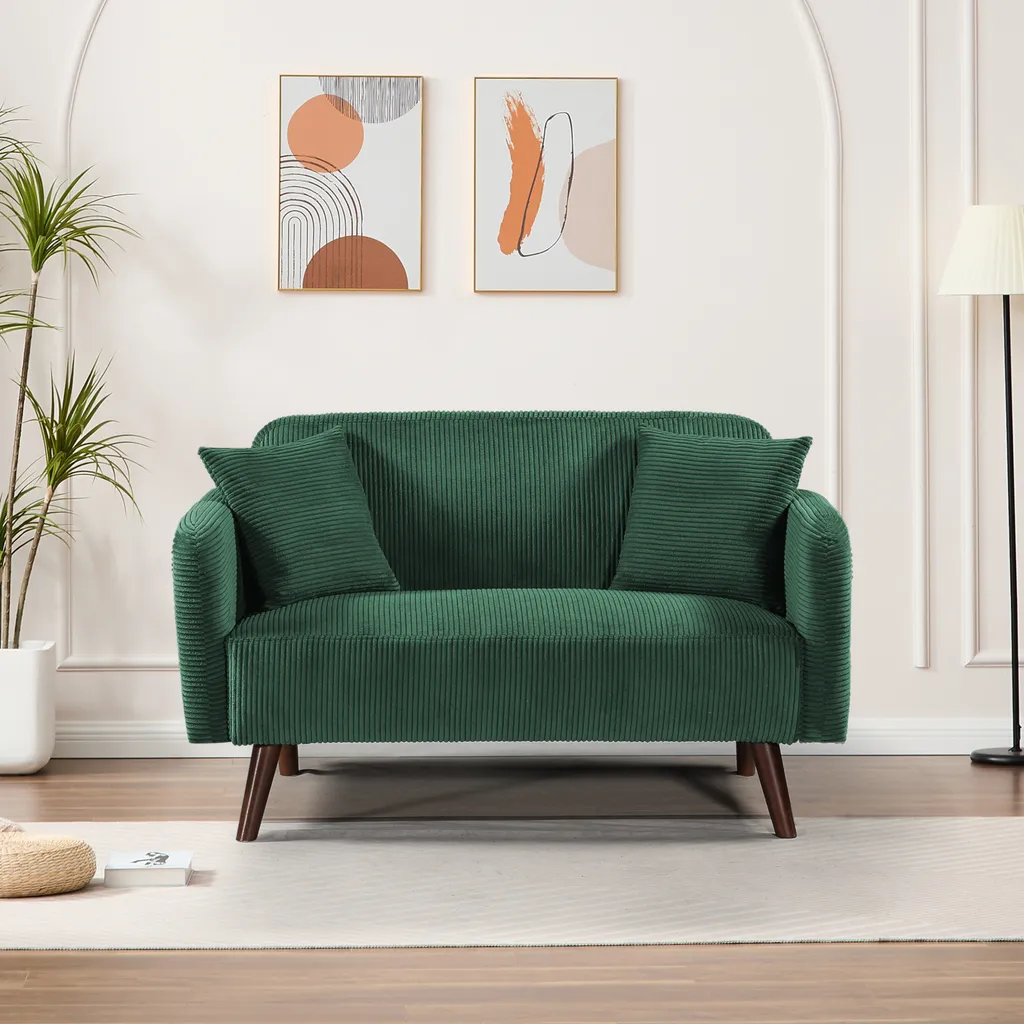 Canapé 2 places pour petit salon Midt en velours vert et bois naturel