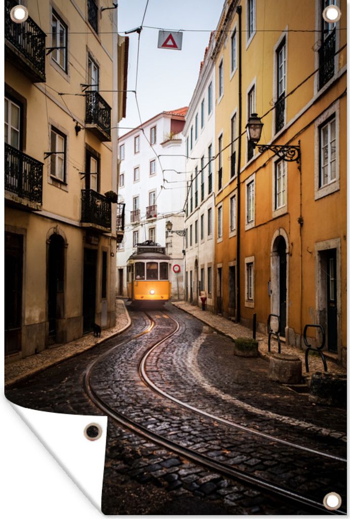 MuchoWow 80x120 cm Outdoor-Poster Gartendeko Sichtschutz Garten Poster für den Garten Straßenbahn in Alfama Portugiesisch Lissabon