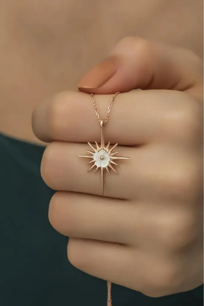 Collier en argent pendentif étoile polaire contre le ternissement