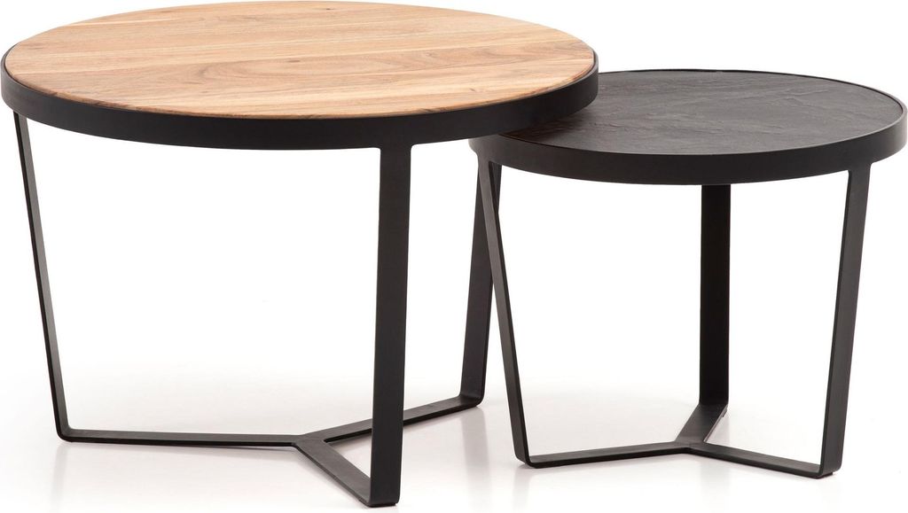 Zweiteiliges Couchtisch Set mit rundem Akazienholz-Tablett in Natur und schwarzem Metallgestell.