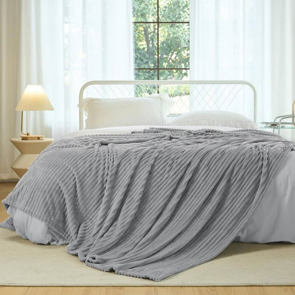 WOLTU Kuscheldecke Flanell warm 150x200cm, Fleecedecke mit Streifenmuster, Grau