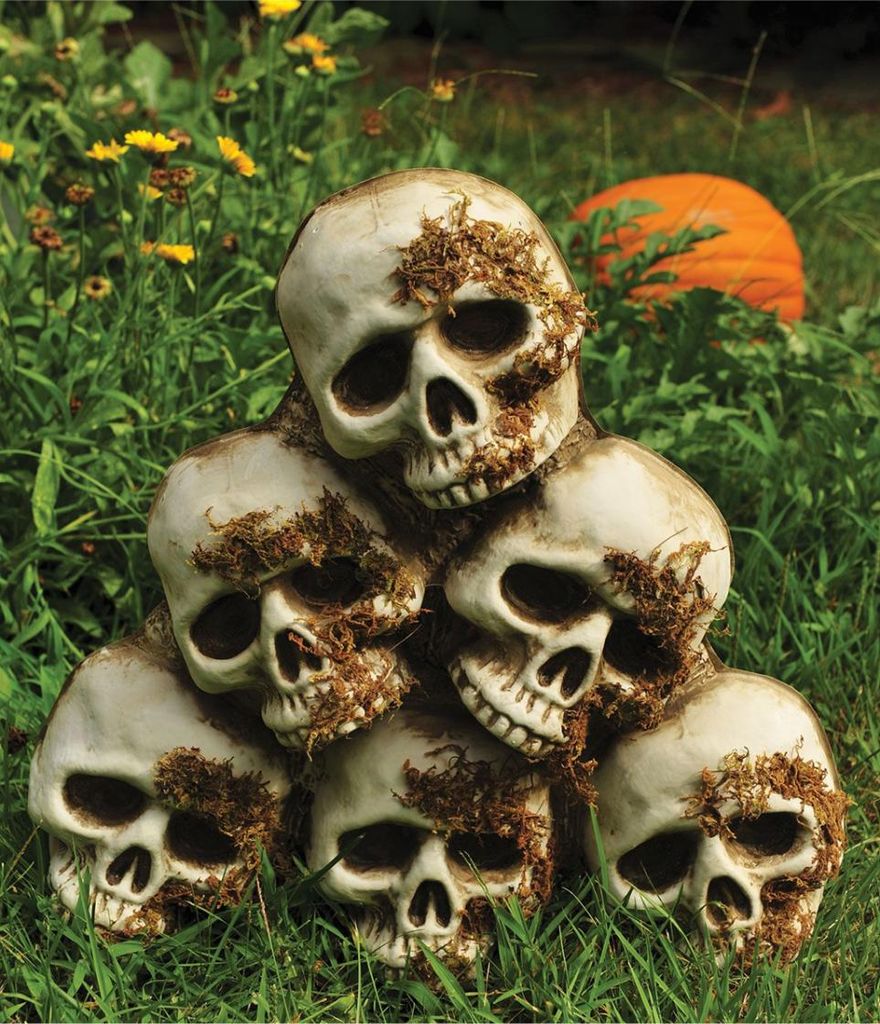 Totenkopf Pyramide als Halloween Gartendeko