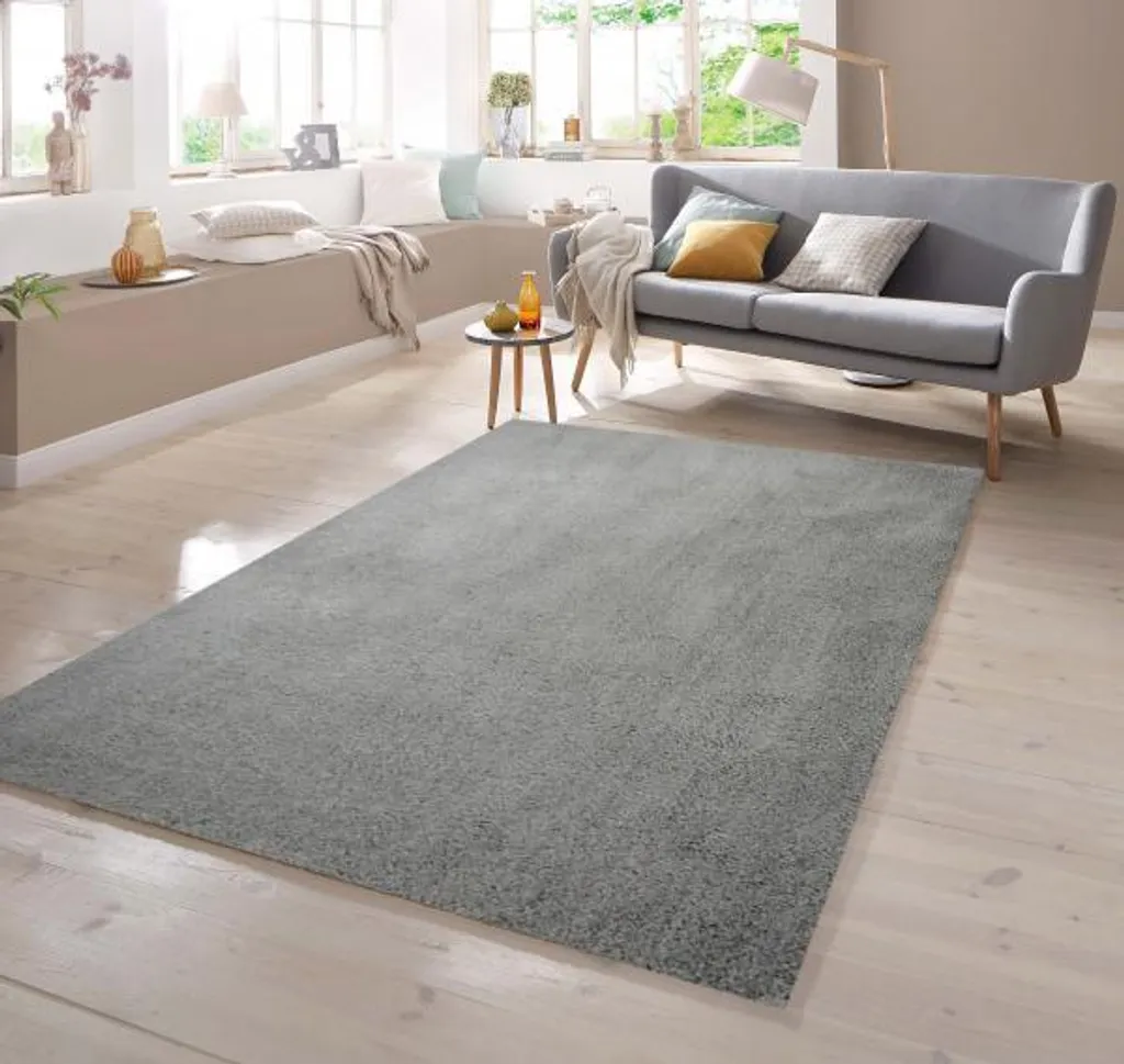 Tapis moelleux grand confort gris uni de taille 120 x 170 cm en salon