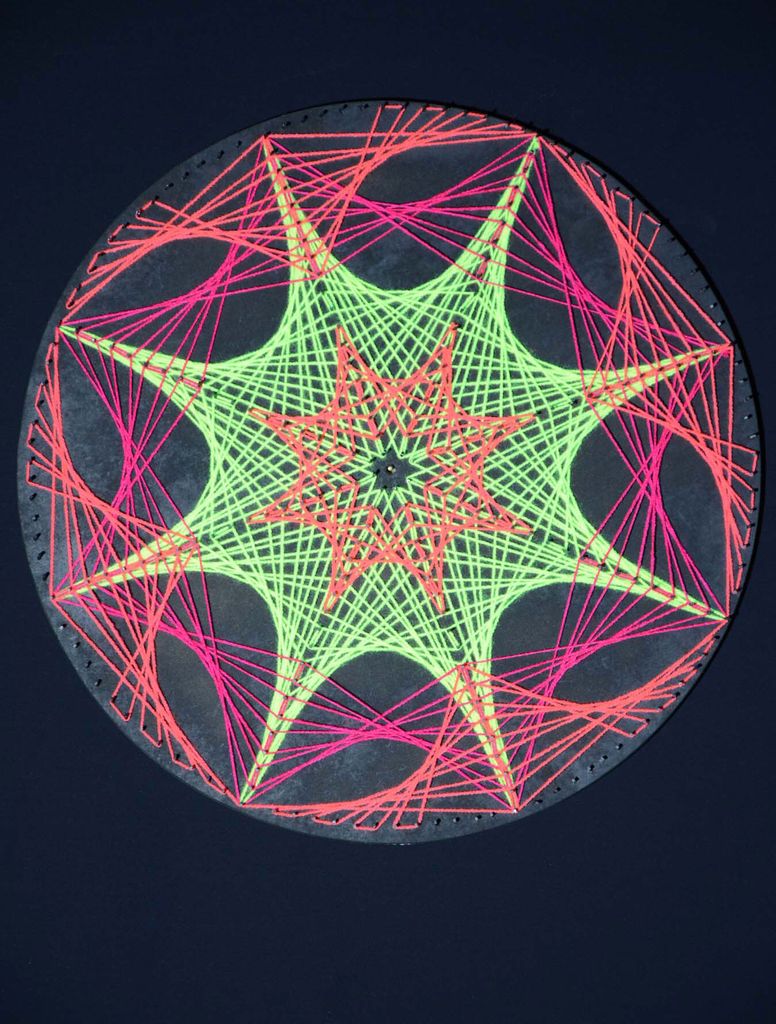 PSYWORK Schwarzlicht 2D StringArt Kreis "Fluo Star", 40cm