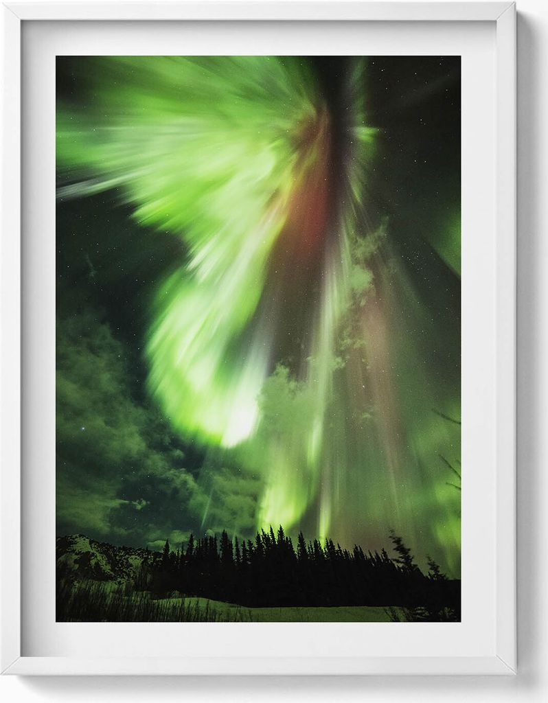 Grüne Polarlichter über dem Wald– Wandbild mit Rahmen – Gerahmtes Bild – Wanddekoration – 60x80 cm – Weiß Rahmen