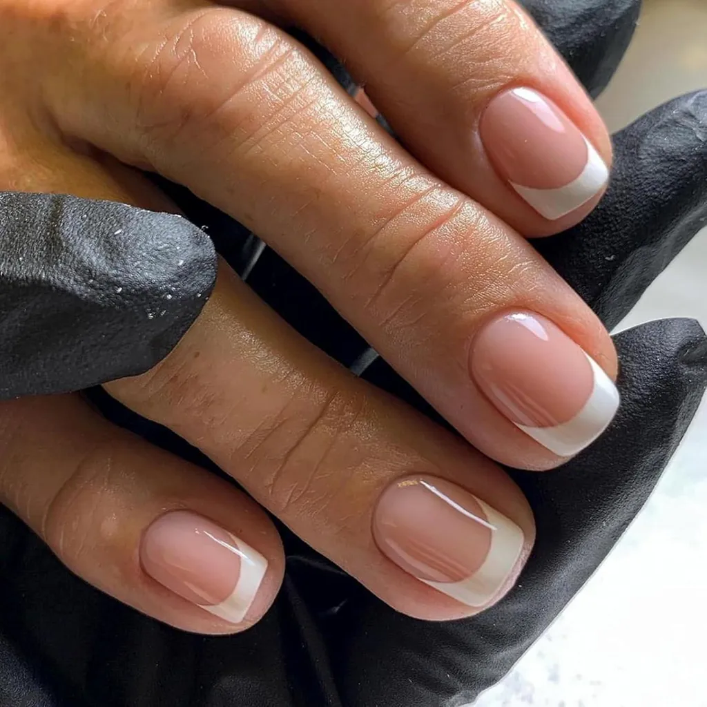 Faux Ongles Courts Carrés Nude avec French Blanche Style Naturel 24pcs