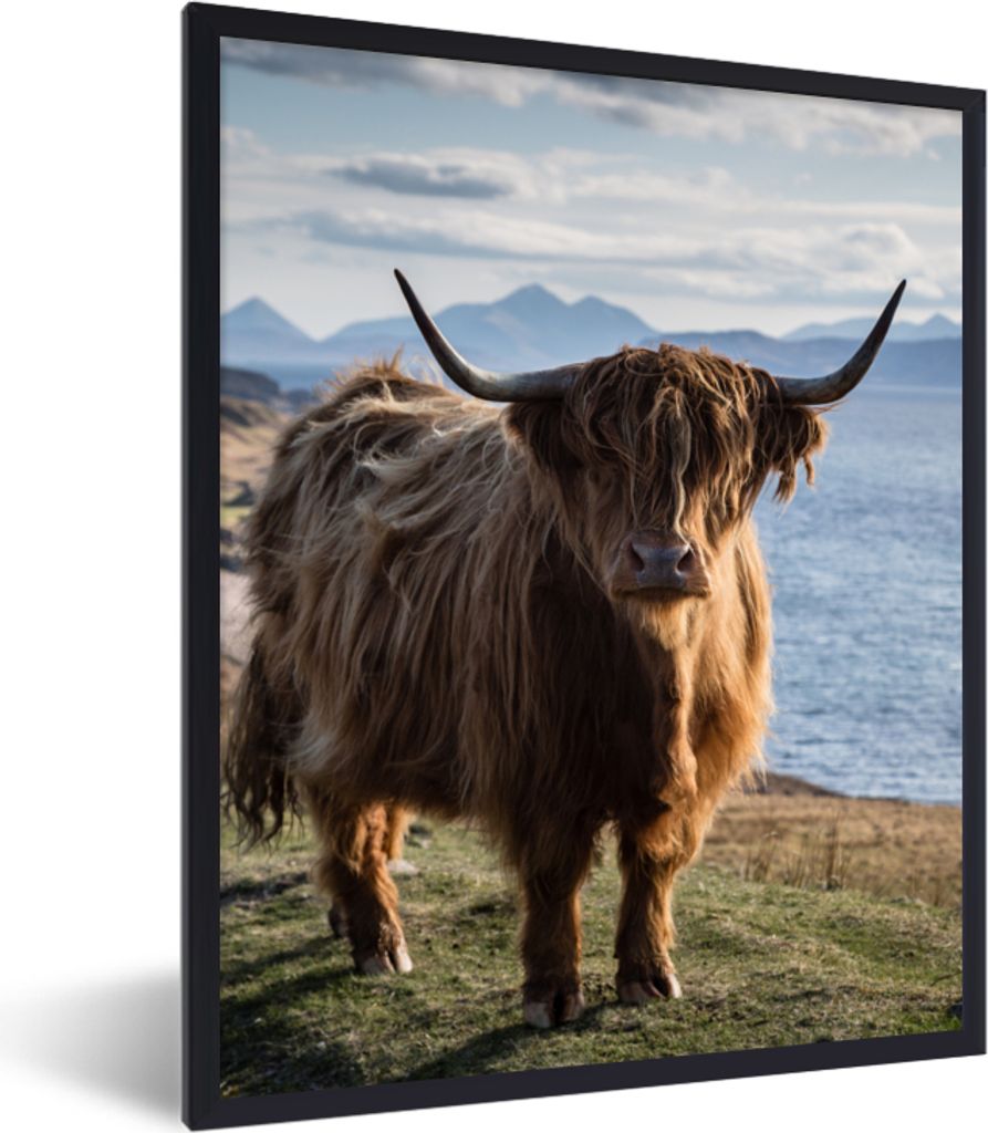 MuchoWow Gerahmtes Poster Schottische Highlander - Bergen - Meer 60x80 cm - Poster mit Schwarzem Bilderrahmen Wandposter Rahmen Foto Bilder - Pre...