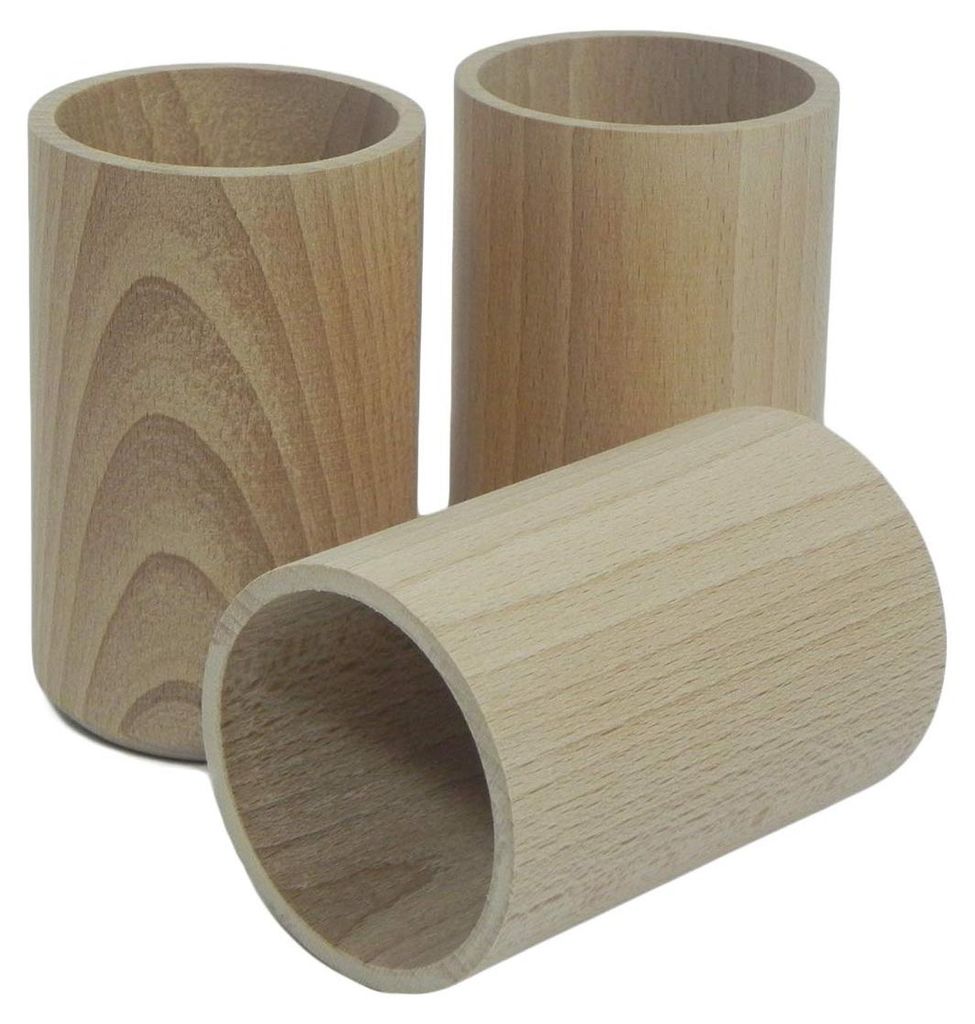 4 runde Holzbecher für Stifte auf dem Schreibtisch, Büroorganisation