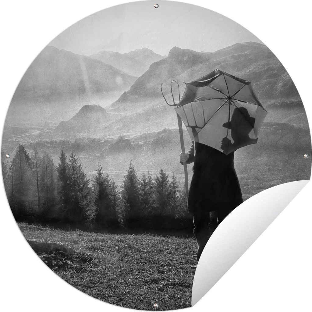 MuchoWow Gartenposter Outdoor-Poster Rund Landwirt mit Regenschirm in der Schweiz - schwarz und weiß Ø 120 cm Gartendeko Rundes Poster draußen
