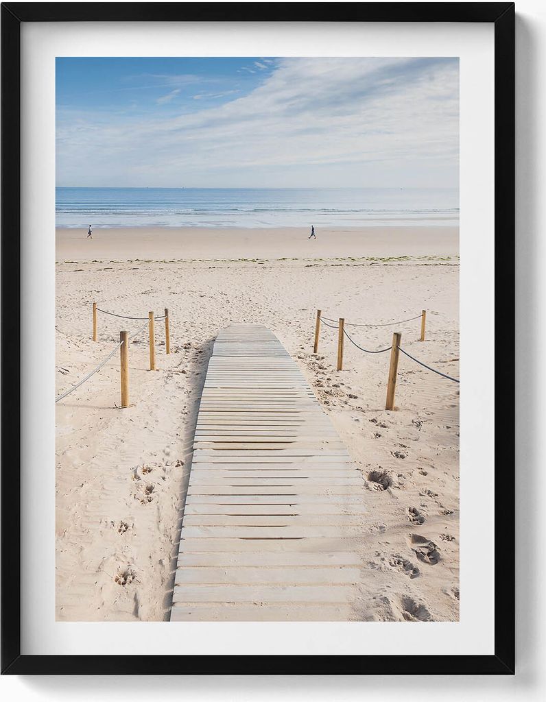 Holzpfad auf dem Sand– Wandbild mit Rahmen – Gerahmtes Bild – Wanddekoration – 60x80 cm – Schwarz Rahmen