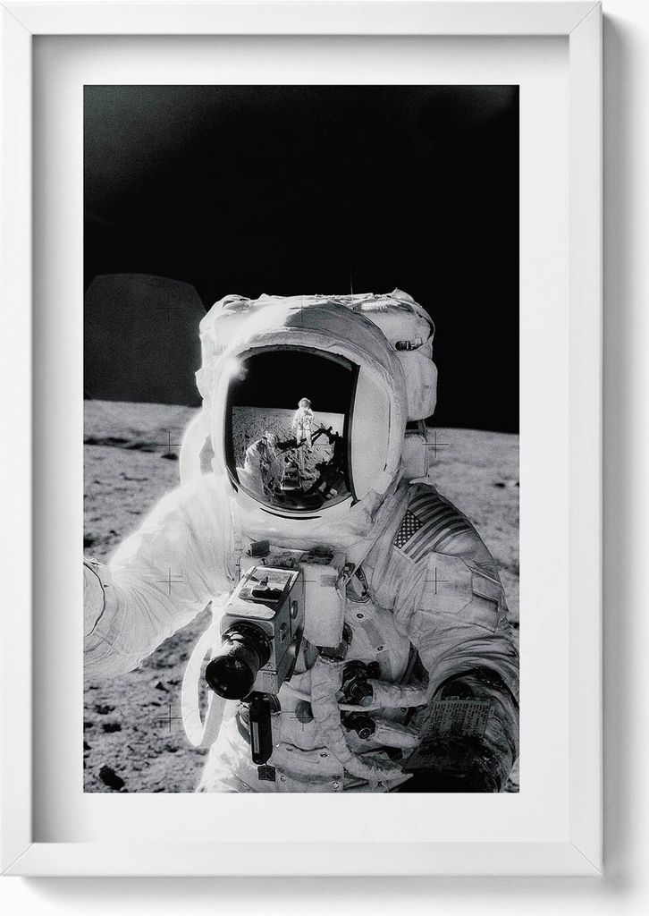Astronaut auf dem Mond - NASA-Foto– Wandbild mit Rahmen – Gerahmtes Bild – Wanddekoration – 40x60 cm – Weiß