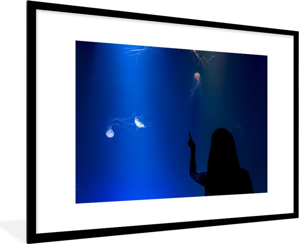MuchoWow Gerahmtes Poster Ein Mädchen betrachtet eine Blaue Qualle 90x60 cm - Poster mit Schwarzem Bilderrahmen Wandposter Rahmen Foto Bilder - ...
