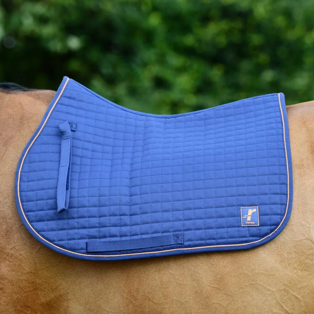 Soulagez le dos du cheval avec le Bucas Therapy Saddle Pad Jump LE Navy