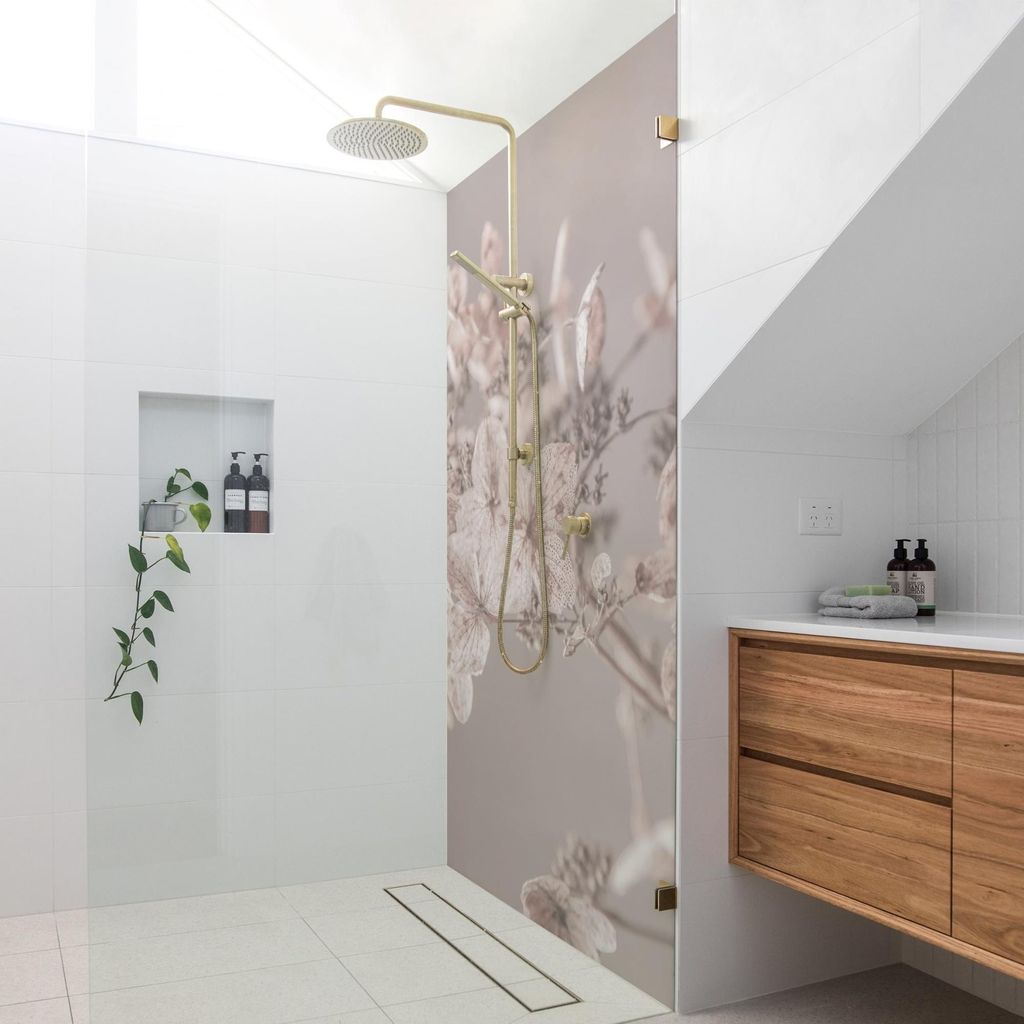 Duschrückwand Blumen selbstklebend - 0.35 mm Wandpaneel wasserfest Design beige Landhaus Badrückwand fugenlos Smart matt 110x200 cm