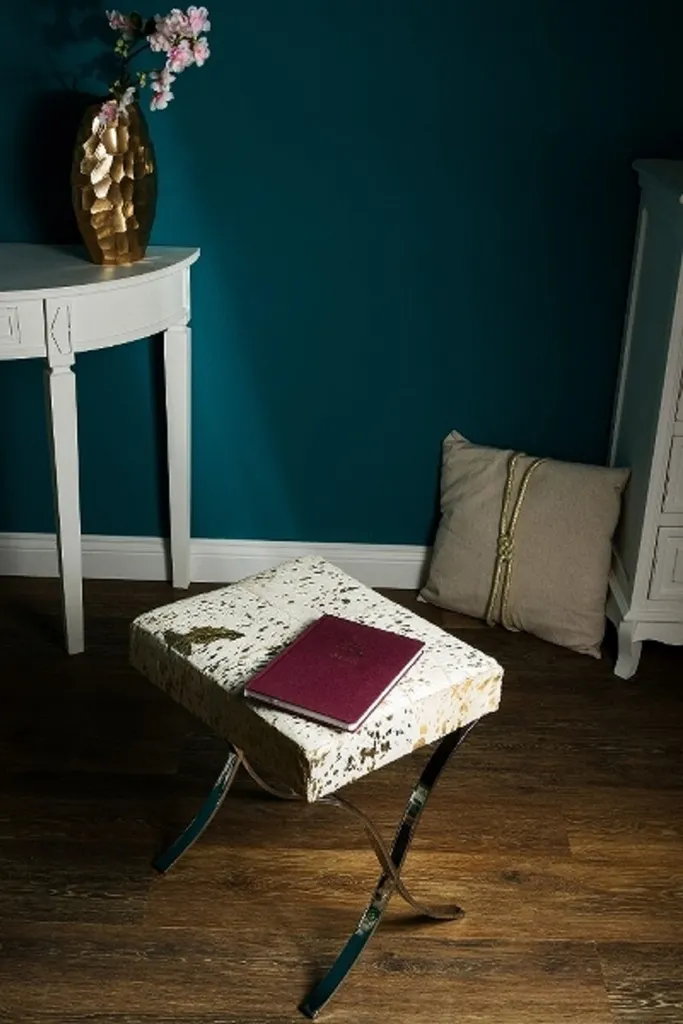 Tabouret en fourrure blanche et structure dorée pour salon moderne - 5
