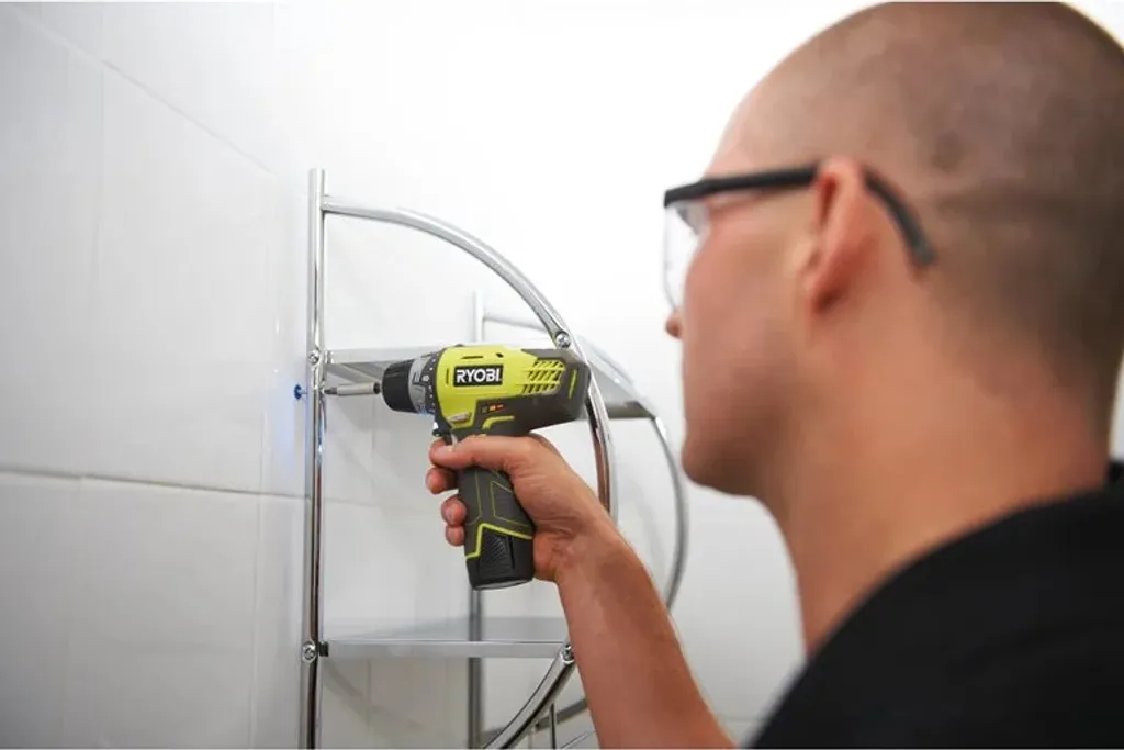 Perceuse Visseuse 12V Ryobi : Vissez sans effort dans les coins difficiles - 2