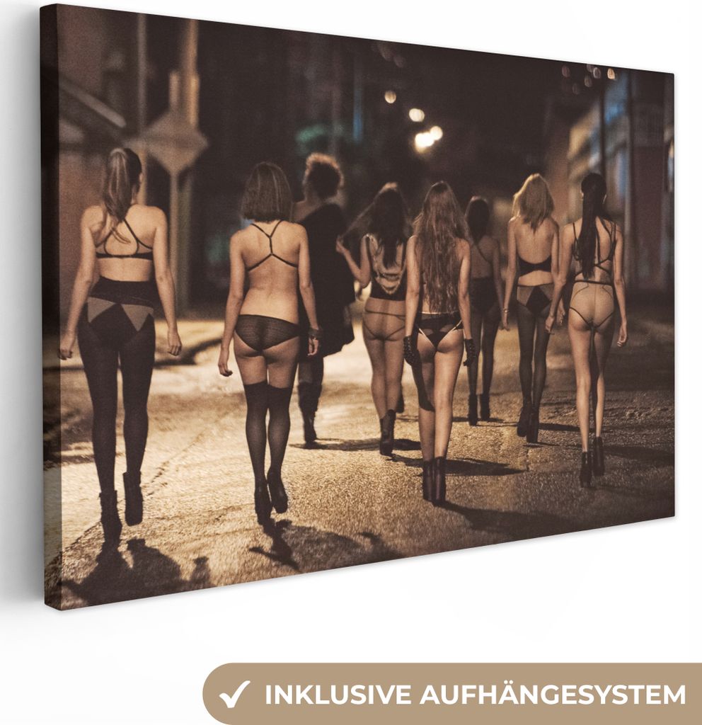OneMillionCanvasses - Leinwandbilder - 140x90 cm, Frauen - Unterwäsche - Abend - Straße, Wandbilder Kunstdruck Wanddekoration - Foto auf Leinwa...