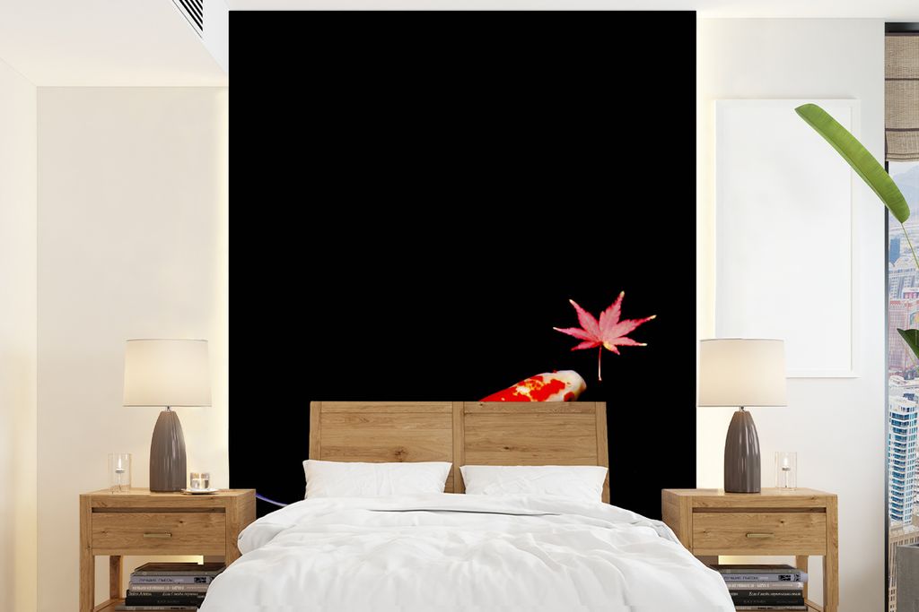 MuchoWow Fototapete für Wohnzimmer oder Schlafzimmer Wandtapete Vinyl Motivtapete Ein Koi-Karpfen mit einem Ahornblatt vor einem dunklen Teich -...